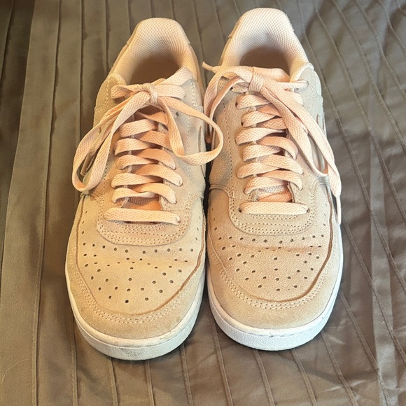 Nike court vision low  Women's Soft Pink Sneakers size 8 - Picture 3 of 9
